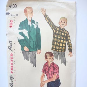 Puede incluir: Patrón impreso Simplicity 4100 vintage, con ilustraciones de camisas y chaquetas para niños. El patrón incluye una chaqueta verde, una camisa a cuadros y una camisa a cuadros rojos. Se indica la talla 12.