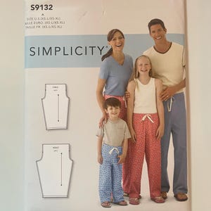以下が含まれることがあります： 簡単に縫えるパジャマ用のSimplicity型紙S9132。パッケージには、子供用および大人用のパジャマのトップスとボトムスのイラストと、完成した衣服を着用した4人の写真が掲載されています。