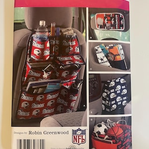 Peut inclure: Patron de couture Simplicity 3731 pour organisateurs de voiture sur le thème de la NFL. L'enveloppe présente divers rangements en tissu pour sièges de véhicule, avec des logos d'équipes comme les Patriots, Broncos, Cowboys, Colts et Bears.