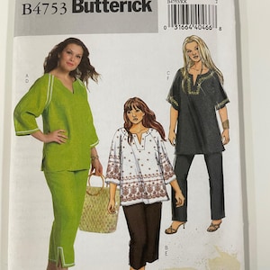 Op de afbeelding: Een Butterick naaipatroon, B4753, met drie damesoutfits. De outfits omvatten een groen broekpak, een wit en bruin patroon top met bruine broek en een zwarte tuniek met zwarte broek. De patroonmaat is KK (26W-32W).