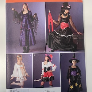 Può includere: Modello di cucito Simplicity con cinque modelli di costumi, tra cui una strega, un pirata e abiti gotici. Il modello include le taglie K5: 34-42. Il modello è per cappelli e altri accessori.