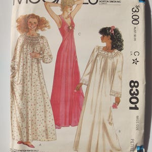 Op de afbeelding: Vintage McCall's naaipatroon envelop met illustraties van drie verschillende nachtjapon ontwerpen. De envelop is crèmekleurig met het McCall's logo bovenaan. De ontwerpen omvatten een lange roze jurk en twee nachthemden met bloempatronen.