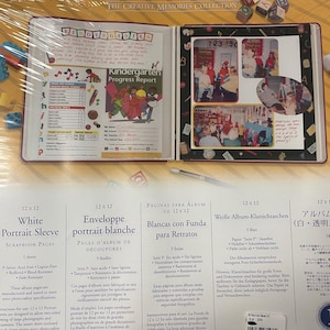 Könnte beinhalten: Ein offenes Scrapbook mit einem Kindergarten-Fortschrittsbericht links und Fotos rechts, geschützt durch transparente Hüllen. Die Verpackung enthält Text auf Englisch, Spanisch, Deutsch und Französisch.