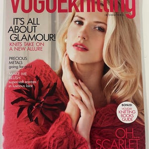 Op de afbeelding: De cover van Vogue Knitting International magazine, Holiday 2010, toont een vrouw met blond haar en rode lippenstift. De covertekst bevat "It's All About Glamour!" en "Oh... Scarlet". De vrouw draagt een rode gebreide trui.