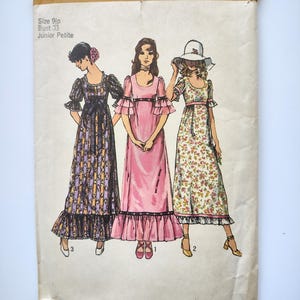 以下が含まれることがあります： 3つのロングドレスのイラストが描かれた、ヴィンテージのSimplicityの裁縫パターン封筒。封筒はタン色で、数字「3835」と「Simplicity」の文字が印刷されています。サイズは9jp、バスト84cm、ジュニアプチです。