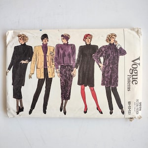 Pode incluir: Um envelope de molde de costura Vogue Patterns, número 9698, para tamanhos 8-10-12. A frente apresenta ilustrações de cinco conjuntos, incluindo vestidos, saias e casacos em tons de preto, amarelo e roxo, sobre um fundo branco.