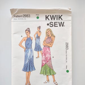 Może przedstawiać: Koperta z wykrojem Kwik Sew, wzór 2983, z ilustracjami sukienek z wiązaniem na szyi. Koperta jest biała z tekstem i ilustracjami w kolorze niebieskim, różowym i zielonym. Rozmiary XS-XL są wymienione.