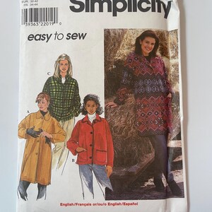 Op de afbeelding: Een Simplicity naaipatroon envelop, maat AA XS, S, M, met illustraties van vier jasstijlen. De hoes toont de tekst 'easy to sew' en toont een lange mosterdkleurige jas, een groen geruit overhemd, een rood jasje en een jas met een patroon.