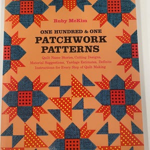 Może przedstawiać: Książka w stylu vintage zatytułowana "ONE HUNDRED & ONE PATCHWORK PATTERNS" autorstwa Ruby McKim. Okładka przedstawia powtarzający się wzór niebieskich, czerwonych i żółtych kształtów geometrycznych na pomarańczowym tle. Książka zawiera instrukcje dotyczące szycia kołder.