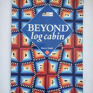 Puede incluir: Un libro de tapa blanda titulado Beyond Log Cabin de Kerry Gadd. La portada presenta un patrón de edredón geométrico repetitivo en tonos rojos, naranjas, azules y blancos. Un gran diamante azul en el centro muestra el título y el autor.