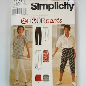 Könnte beinhalten: Ein Simplicity Schnittmusterumschlag für 2 Hour Hosen, Modell 7131, Größe H 6, 8, 10. Der weiße Papierumschlag zeigt Illustrationen verschiedener Hosenstile, darunter einfarbig schwarze, weiße, rote, geblümte und karierte Muster sowie zwei Fotos von Modellen.