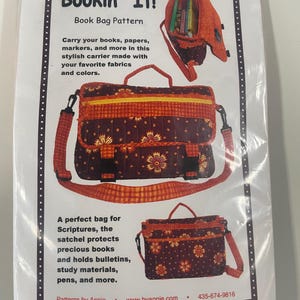 Può includere: Un modello per una borsa per libri, intitolato "Bookin' It!". La borsa è mostrata in una varietà di stili, con un motivo floreale nei toni del marrone, arancione e giallo. La borsa ha una tracolla e un manico. Il testo dice che è progettato per trasportare libri, carta e pennarelli.