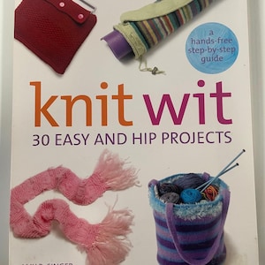 Może przedstawiać: Okładka książki "knit wit" w kolorze pomarańczowym i różowym, prezentująca projekty dziewiarskie. Zawiera czerwone etui, paskowany uchwyt na matę do jogi, różowy szalik i paskowany kosz na przędzę. Widoczny jest również tekst "30 EASY AND HIP PROJECTS".