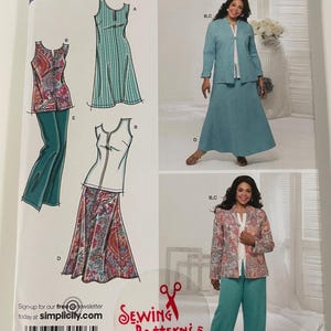 Può includere: Cartamodello Simplicity della collezione Khaliah Ali. Il modello include modelli per un vestito, una gonna, un top e pantaloni. La copertina mostra una donna che indossa gli outfit in blu, rosa e tessuti fantasia.