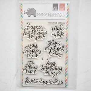 以下が含まれることがあります： Mama Elephantのクリアフォトポリマースタンプセット「Scripty Bday」。パッケージには、happy birthday to you、make a wish、yay happy mail、birthday wishesなど、黒い筆記体で書かれた誕生日をテーマにした様々なフレーズが含まれています。