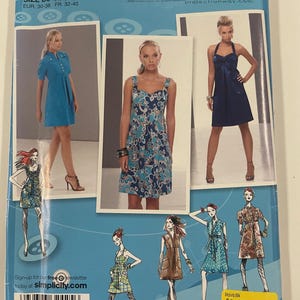 Può includere: Un modello di cucito Simplicity, numero 2694, con modelli di abiti ispirati a Project Runway. Il modello include le taglie 4-12, con immagini degli abiti finiti in stile blu, floreale e navy. La copertina include anche il logo e il sito web Simplicity.