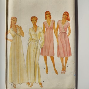 Puede incluir: Patrón de costura Butterick vintage con cuatro diseños de vestidos. La portada muestra ilustraciones de los vestidos en tonos crema y rosa, con adornos de encaje. El patrón incluye el texto "SIZE PETITE" y el logotipo de Butterick.