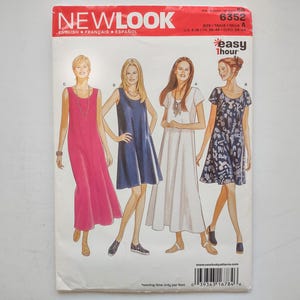 Puede incluir: Un sobre de patrón de costura New Look 6352 con ilustraciones de cuatro vestidos sin mangas o de manga corta en varias longitudes y colores, incluyendo un vestido largo rosa, un vestido corto azul marino, un vestido largo blanco y un vestido corto estampado.