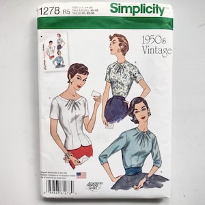 以下が含まれることがあります： サイズ42-50の1950年代ヴィンテージスタイルのトップス用Simplicity 1278型紙封筒。白い封筒には、ギャザー入りのネックライン、半袖または七分袖、スカートを合わせた3種類のブラウスデザインのイラストが描かれています。