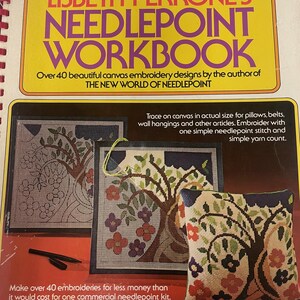 Può includere: Un quaderno vintage di punto ago di Lisbeth Perrone. La copertina presenta il titolo in viola e giallo. Il libro presenta disegni di ricamo su tela, tra cui un albero e motivi floreali. Il testo recita: "Oltre 40 bellissimi disegni di ricamo su tela."