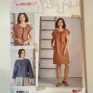 Peut inclure: Patron de couture Simplicity S8878 A pour la robe et le haut The Simple Shift. L'enveloppe présente des illustrations et des photos d'une robe couleur rouille avec un détail de col noué et un haut bleu. Tailles de XS à XL. Inclut un code-barres.