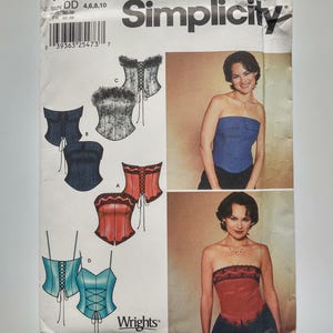 Peut inclure: Patron de couture Simplicity 7009 présentant des hauts de corsets de différentes couleurs et styles. Le patron comprend des illustrations des vêtements finis et une photo d'une femme portant un haut bustier bleu et un haut bustier rouge.