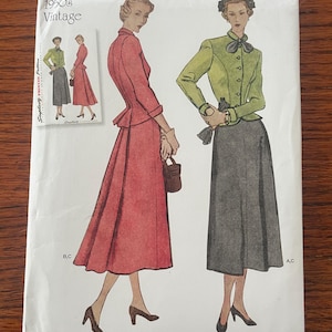 Può includere: Una busta per cartamodello Simplicity 8747 per abbigliamento vintage anni '50. La copertina presenta illustrazioni di due completi: una giacca rossa con baschina e gonna abbinata, e una giacca verde chiaro abbottonata con gonna grigio scuro.