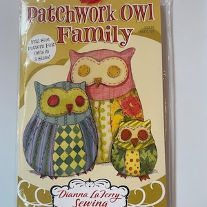 Może przedstawiać: Pakiet wykrojów krawieckich zatytułowany Patchwork Owl Family od Dianna LaFerry Sewing. Okładka zawiera ilustrację trzech sów w różnych rozmiarach z kolorowymi wzorami tkanin, w tym w kratkę, kropki i kwiatowe nadruki w odcieniach niebieskiego, żółtego, różowego i zielonego.