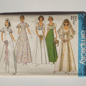 Può includere: Modello di cucito Simplicity vintage con cinque diversi modelli di abiti da sposa. Le illustrazioni raffigurano vari stili, tra cui un abito con stampa floreale e un abito verde. Il modello include informazioni sulle taglie per una taglia 8, con una circonferenza del busto di 80 cm.