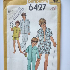 Puede incluir: Patrón de costura Simplicity vintage 6427 para pijamas de niño. El sobre del patrón es de color beige con ilustraciones de conjuntos de pijama en varios colores y estampados. El texto "Simplicity" y "6427" está impreso en la parte delantera.