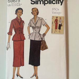 以下が含まれることがあります： 1950年代のヴィンテージスタイルの服のイラストが描かれたSimplicity S9675の型紙封筒。前面には、赤いジャケットとスカートのセット、白いジャケットと黒いスカートの2つの衣装が示されています。ヨーロッパサイズ42-50が含まれています。