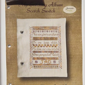 以下が含まれることがあります： Jeannette Douglas Designsによる「My Stitching Album Scotch Switch」というタイトルのクロスステッチサンプラー。 サンプラーには、「This sampler's variations」や「On one basic stitch」など、さまざまなステッチパターンとテキストが使用されています。