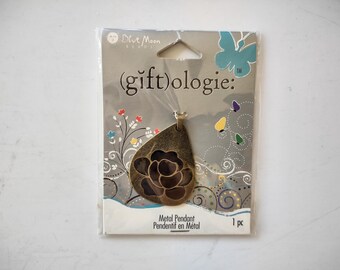 Metal Pendant with Black Rose, by (gift)ologie