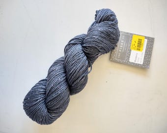 Filato DK (spessore blu-grigio) in misto alpaca, merino e seta, di The Fibre Co., collezione Acadia, colore "Blueberry"