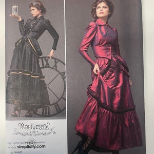Puede incluir: Patrón de costura Simplicity 2207 con dos vestidos de estilo victoriano. Uno es negro con ribetes dorados, el otro rojo oscuro. Incluye tallas HH 6, 8, 10, 12, con tallas europeas 32-38 y francesas 34-40.