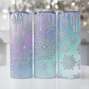 Könnte beinhalten: Drei schillernde Becher mit Schneeflocken-Designs. Die Becher haben einen Farbverlauf aus Lila, Blau und Türkis mit silbernen Schneeflocken-Akzenten. Die Deckel haben ein tropfendes Design und die Basis hat ein glitzerndes Finish.