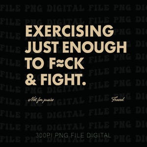 Può includere: File digitale nero con il testo "EXERCISING JUST ENOUGH TO F*CK & FIGHT." in un font beige. Sotto il testo c'è "Not for pussies" e "Frosed". La parte inferiore dell'immagine recita "300PI PNG FILE DIGITAL".