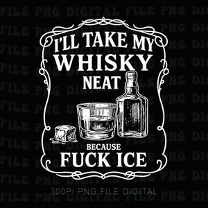 Op de afbeelding: Zwart-wit grafische afbeelding met de tekst "I'll take my whisky neat because fuck ice". De afbeelding toont een whiskyfles, een glas whisky en een ijsblokje, allemaal binnen een decoratief kader.
