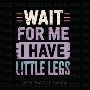 Puede incluir: Diseño gráfico negro con el texto "WAIT FOR ME I HAVE LITTLE LEGS" en blanco, morado y azul. El texto tiene un aspecto desgastado y vintage, con un fondo negro.