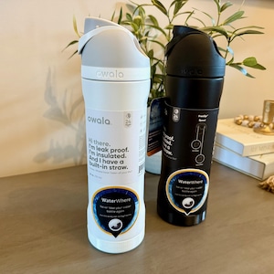 Owala FreeSip 24oz vattenflaska med AirTag-hållare