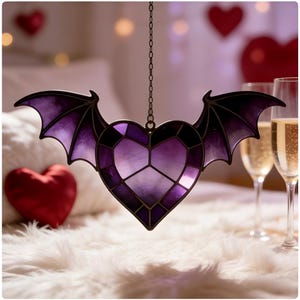 Lila Fledermausflügel Herz Buntglas Sonnenfänger - Dunkel Romantische Gothic Wohnkultur, Einzigartige Fensterbehang Geschenk für Halloween & Valentinstag