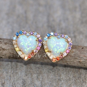 NEU Weißer Opal Regenbogen Kleiner Herz Ohrstecker, mehrfarbige Opal Halo Ohrringe, Gay Pride, LGBTQ, Oktober Geburtsstein, Lab Erstellt Opal, Post Ohrstecker, Klein