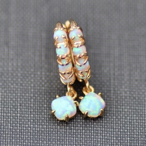 Winzige Opal Huggie Hoop Ohrringe, Gold Weiß Opal Hoop, Edelstein, Oktober Geburtsstein, Lab erstellt Opal, kleine zierliche baumeln, Knorpel, Minimalistisch
