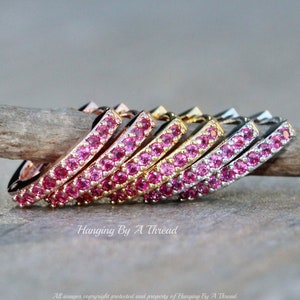 NUOVI orecchini a cerchio piccoli fucsia rubino rosa, scegli la finitura, oro rosa, oro, cerchietti Huggie in argento, piccoli orecchini a cerchio delicati, rosa brillante, cartilagine