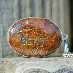 FLASHING Boulder Opal Rohedelstein Halskette, echter australischer Boulder Opal Anhänger, große Opal Halskette, Sterling Silber, Geburtsstein, Oval