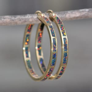 Aros grandes de oro con ópalo negro, aros infinitos de ópalo creado en laboratorio, aros grandes de oro amarillo, ópalo creado en laboratorio, arcoíris negro, aros dorados