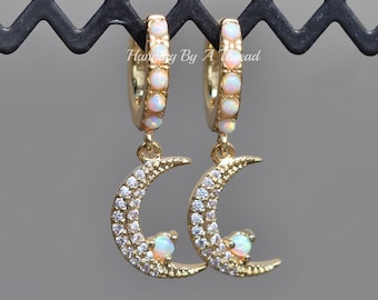 Tiny Golden Opal Moon-oorbellen, Celestial, Huggie-oorbellen, Gold Moon Earring, Tiny Petite Minimalist, Gemaakte White Opal Hoop