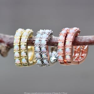BEGRENZTE STÜCK Kleine weiße Opal Herz Creolen, kleine Huggie Hoop, Silber, Gold, Rose Gold Opal Ohrring, Lab erstellt, Oktober Geburtsstein