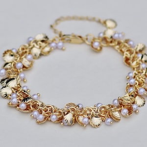 Gold Shell Pearl Charm Dangle Bracelet,Small Hand Wrapped Pearl Cluster Chain Bracelet,Shell Charm,Dangle,Layering,Beach Wedding Bride,Gift