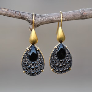 Brincos raros de vidro esculpido preto vintage, vidro de luto vintage, lágrima de pêra, brincos da Alemanha Ocidental, strass, ouro fosco, presente